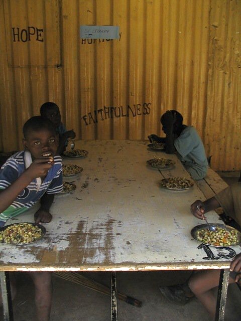 04_obed obben jedlo chlapcov z kukurice fazule mrkvy obas aj tekvice a zemiakov.jpg